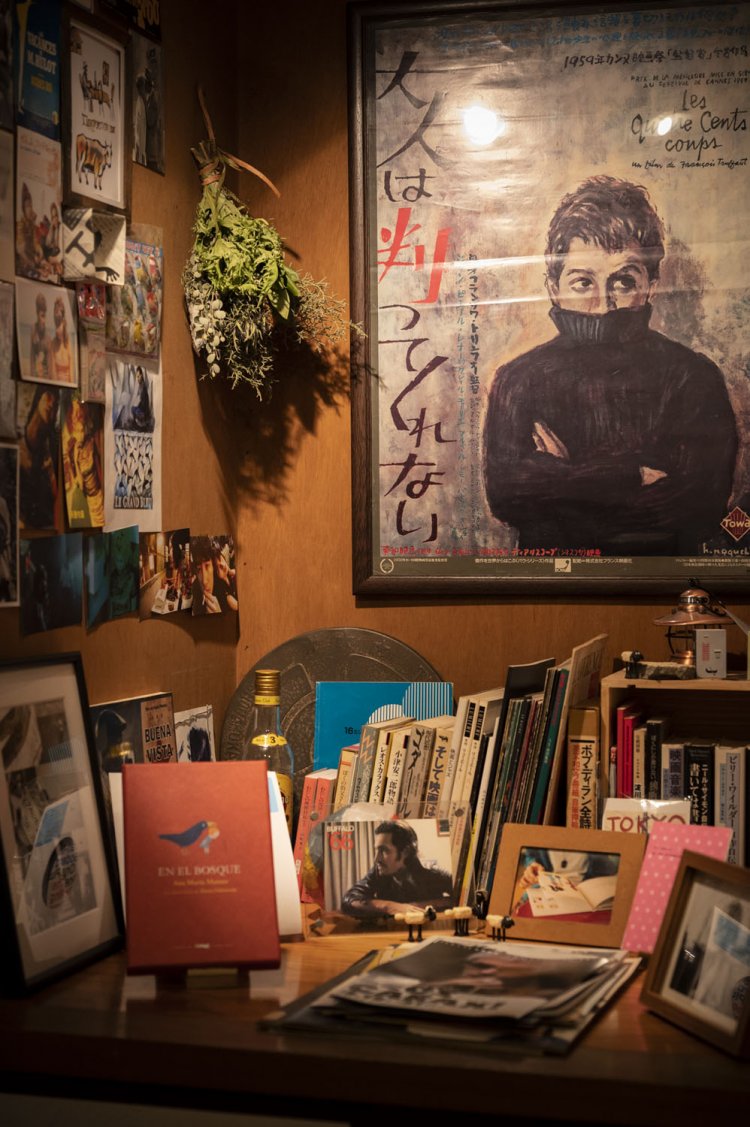 テーブル席の一角には映画のポスターやチラシが飾ってある。