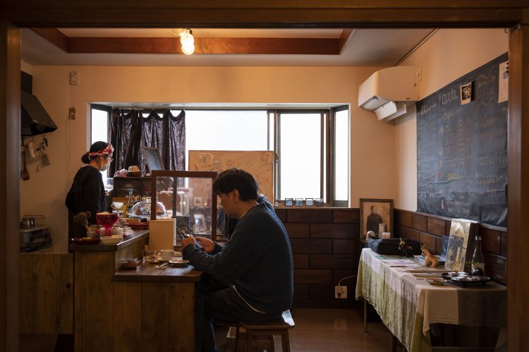 カウンター席で平方さんと言葉を交わすのもまた楽しい。