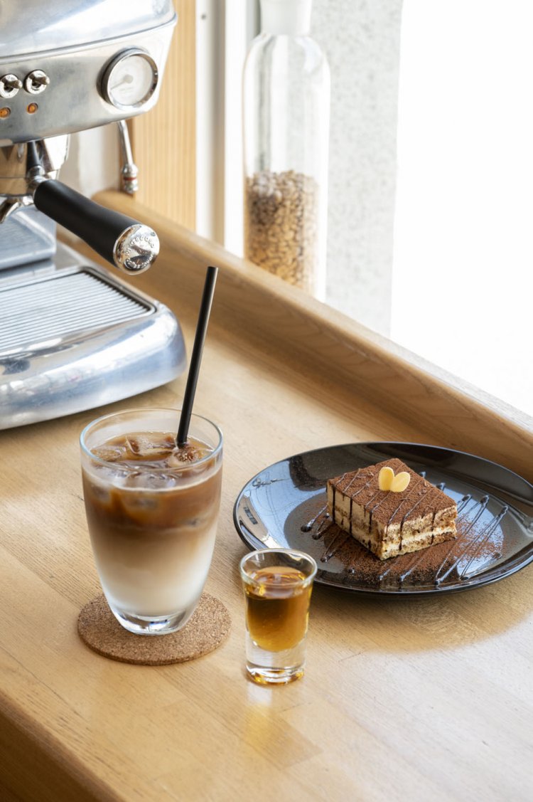 アイスカフェラテ600円。ティラミス500円はコーヒーの風味とぶつからないよう、リキュールを使わずに仕上げる。