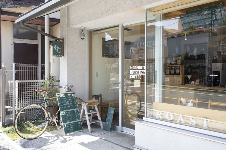 ガラス張りの開放的なつくりの建物。シンプルにまとめたセンスのよい店内が見える。