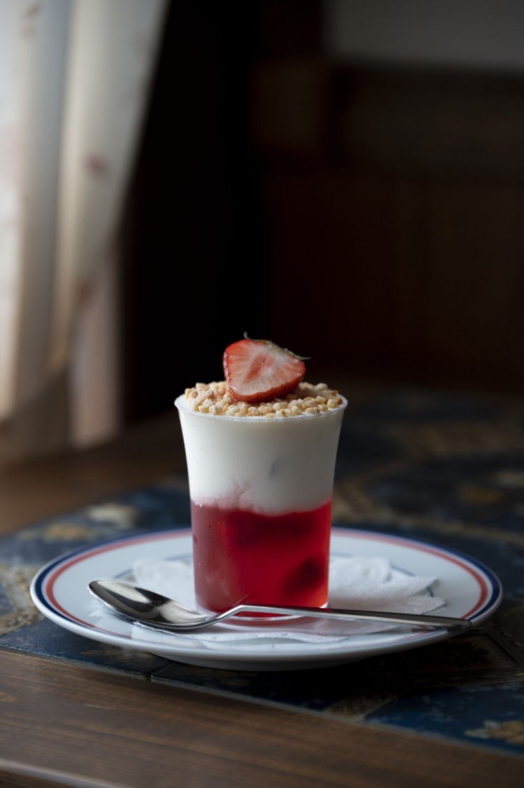 横須賀・嘉山農園のイチゴを使ったスイーツは冬から初夏にかけてのお楽しみ。イチゴのゼリーにフロマージュクリームをのせたジュレ・ド・フレーズ620円。