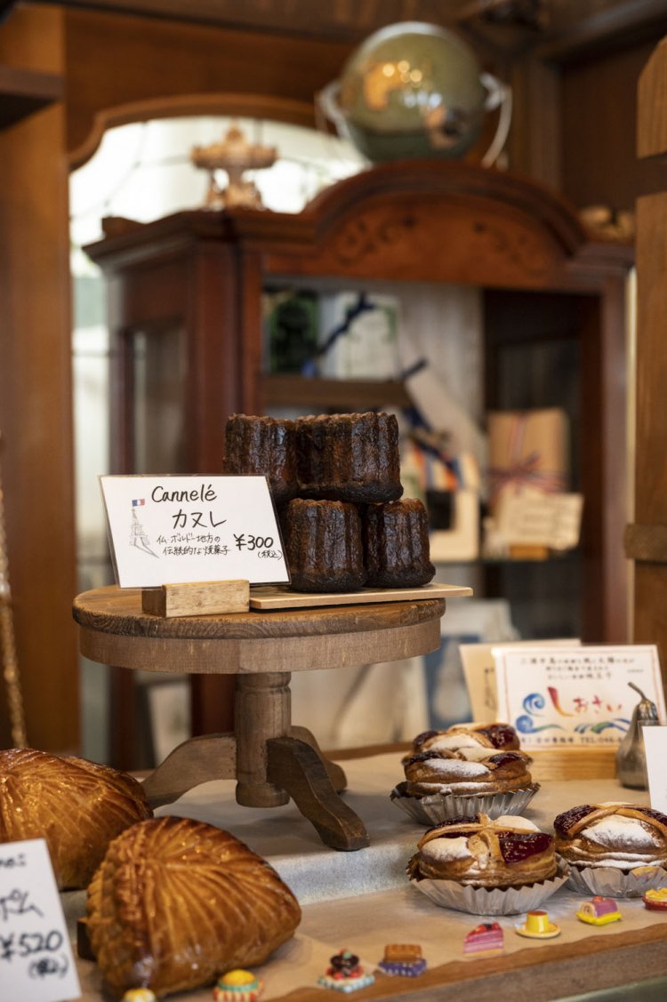 カヌレ300円などのフランス伝統菓子もショーケースに並ぶ。