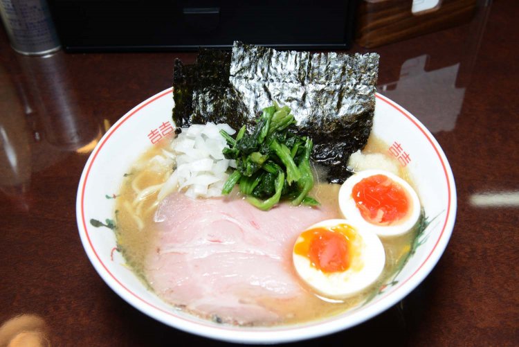 豚骨醤油ラーメン850円。