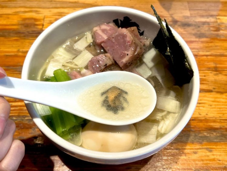 鴨、水、塩、フォアグラ油のみというのを体現しているかのような透明なスープ。