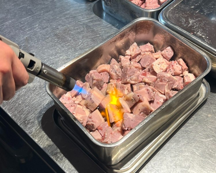 モモ肉は提供前に炙る。