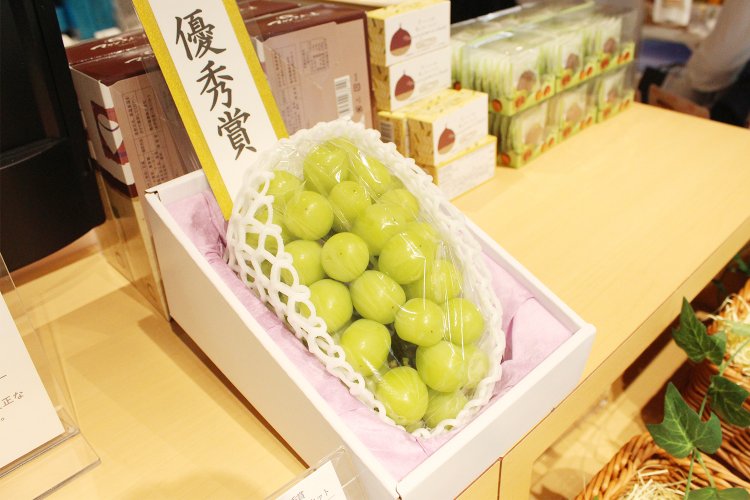 隣の棚には立派なシャインマスカット！あまりの大きさに驚く。