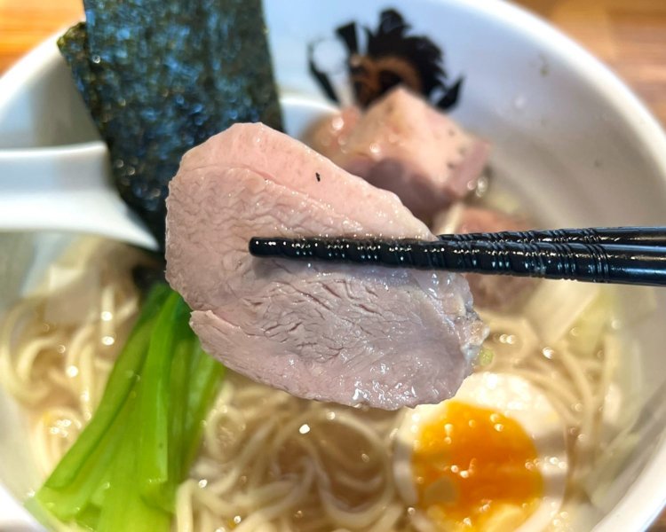 ほどよい脂身のあるロース肉は、柔らかく筆者も感動！