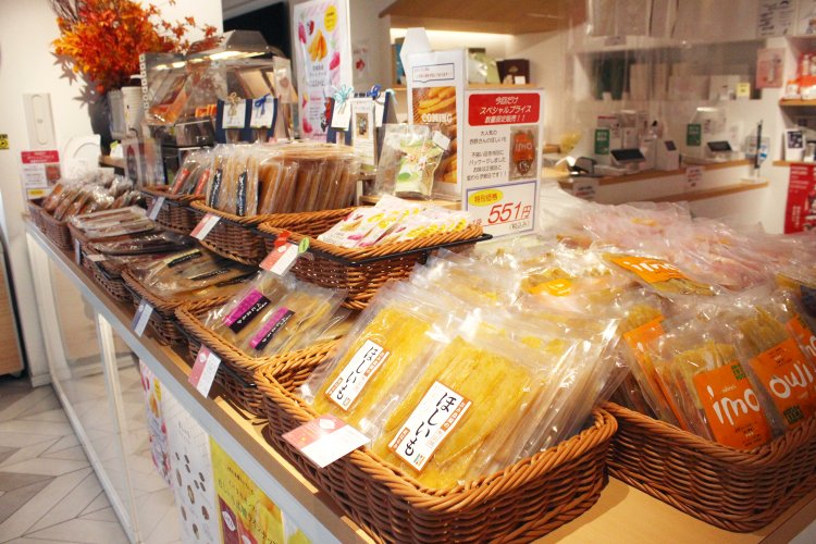 店へ入ってすぐ。目の前にひしめく干し芋たち。