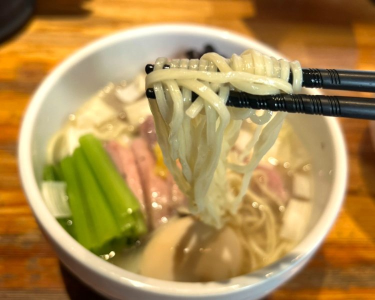 鴨スープに合うように作られたという麺は、少し硬め。歯ごたえがありツルッと喉越しも抜群。