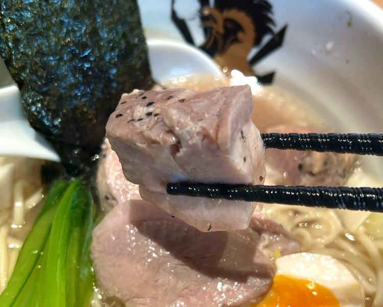 噛みごたえがあり肉肉しいモモ肉。味わいも食感も異なる2種の鴨肉がたべられる何とも贅沢なラーメンだ。