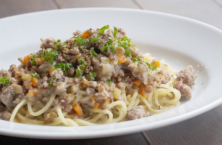 豚肉とレンズ豆の塩ミートソースには粒マスタードがついてくる。