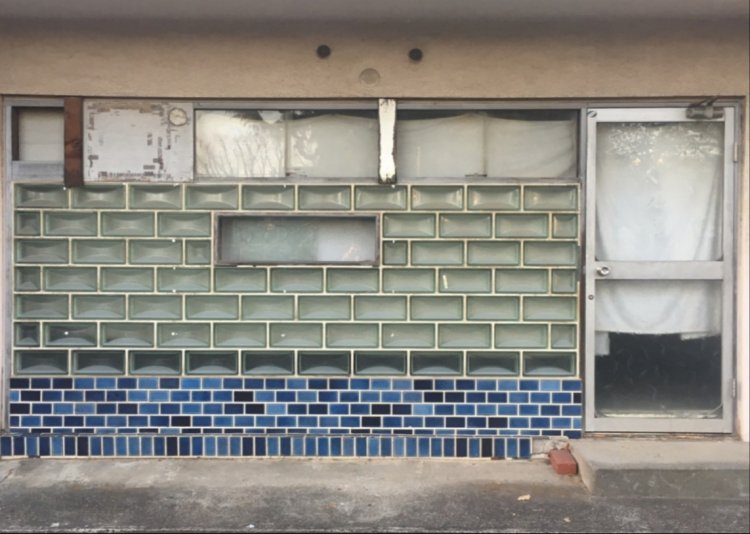 珍しい横長なガラスブロック。都営下馬アパートにて。