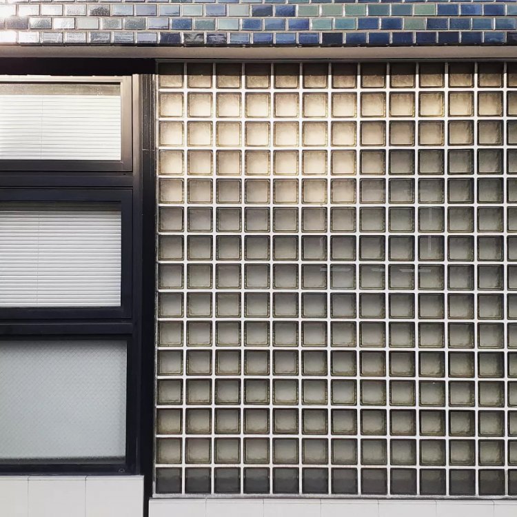 建物の一部にあしらわれるガラスブロック。