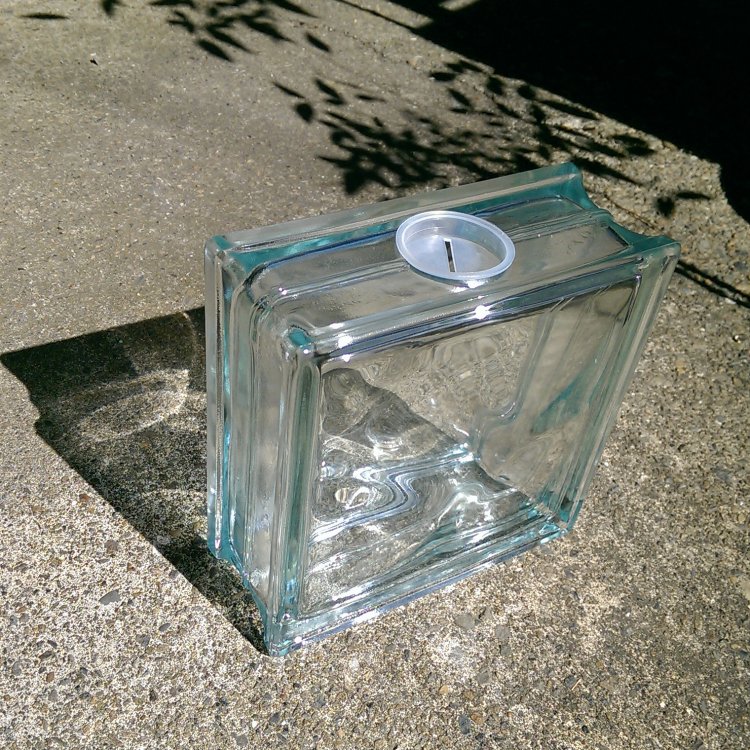 ガラスブロックと同じ構造をしたインテリアグッズ。花瓶や貯金箱として使える。