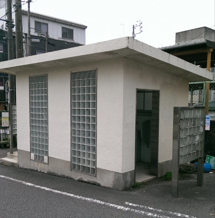 公衆トイレに用いられるガラスブロック。目隠ししながら光を通す。