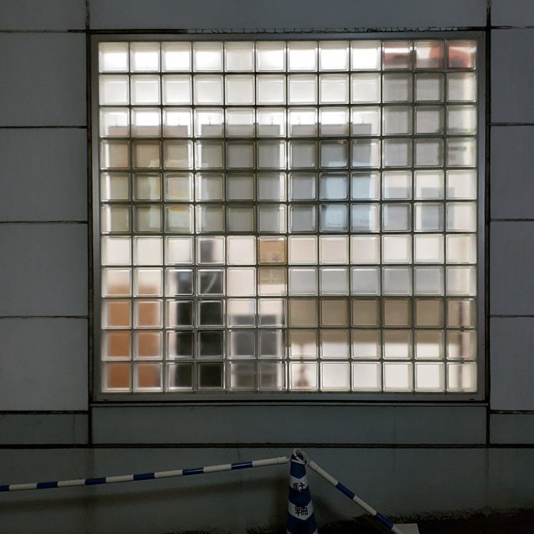 夜になると、建物内部の光がガラスブロック越しに外に漏れ出す。