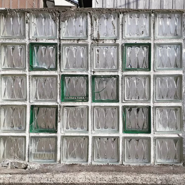 銚子を旅行中に偶然出会ったガラスブロック。