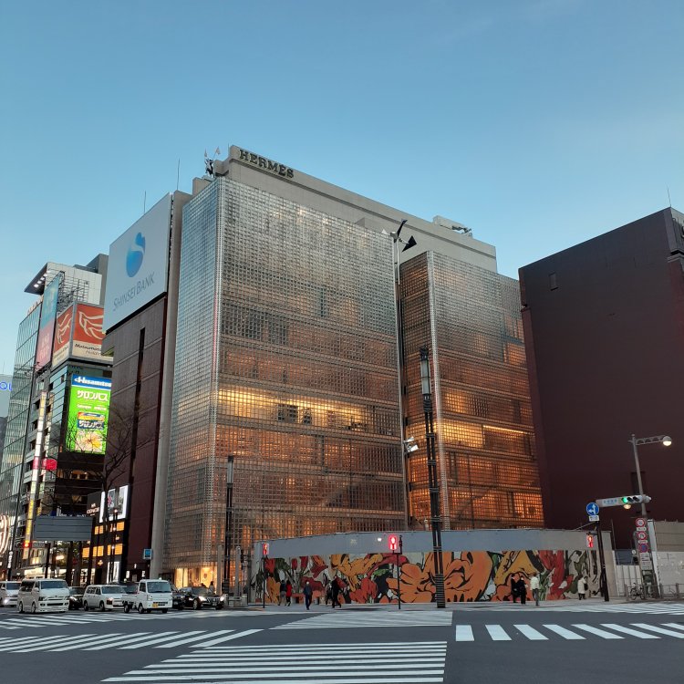 建物一面がガラスブロックでできた、圧巻のメゾンエルメス。
