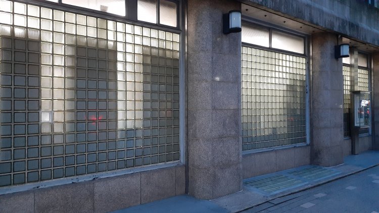 壁一面にガラスブロックがあしらわれた建物。