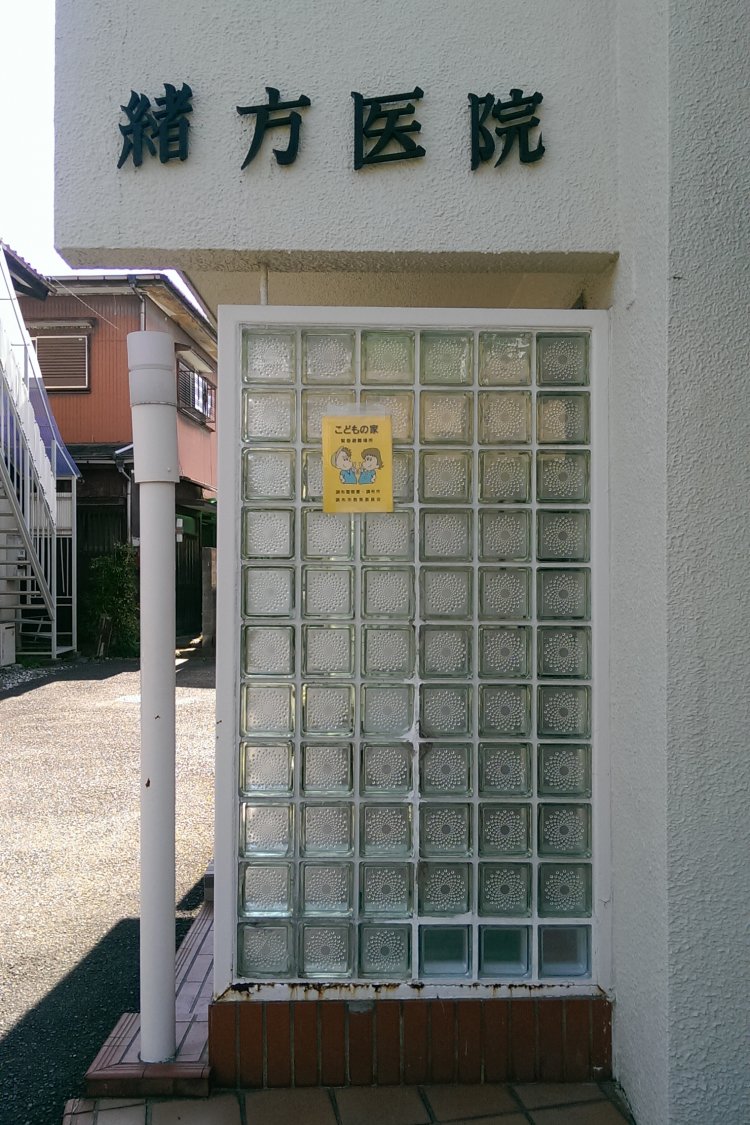 病院入口のガラスブロック。