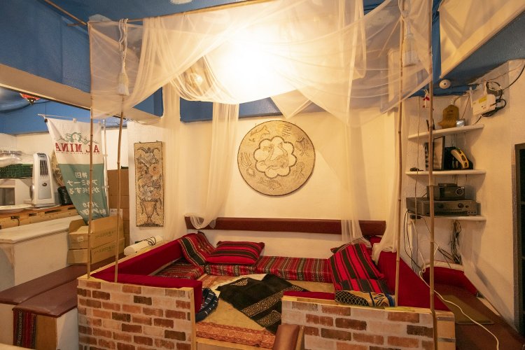 現地パレスチナの雰囲気たっぷりの店内。絨毯敷きの座敷もあってリラックスできる。