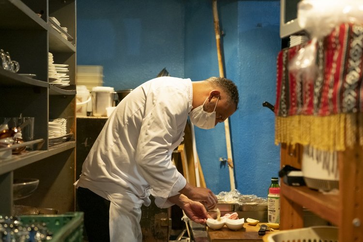 シャディさんの繊細な手さばき。