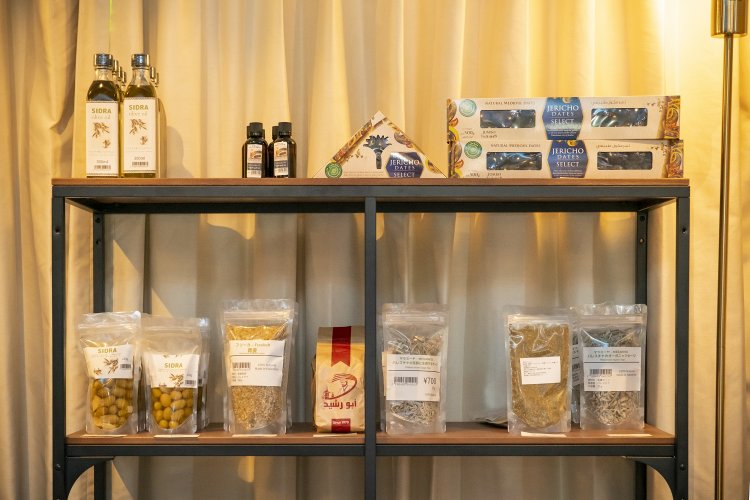 パレスチナ産のオリーブオイルやデーツ（ナツメヤシ）なども販売。