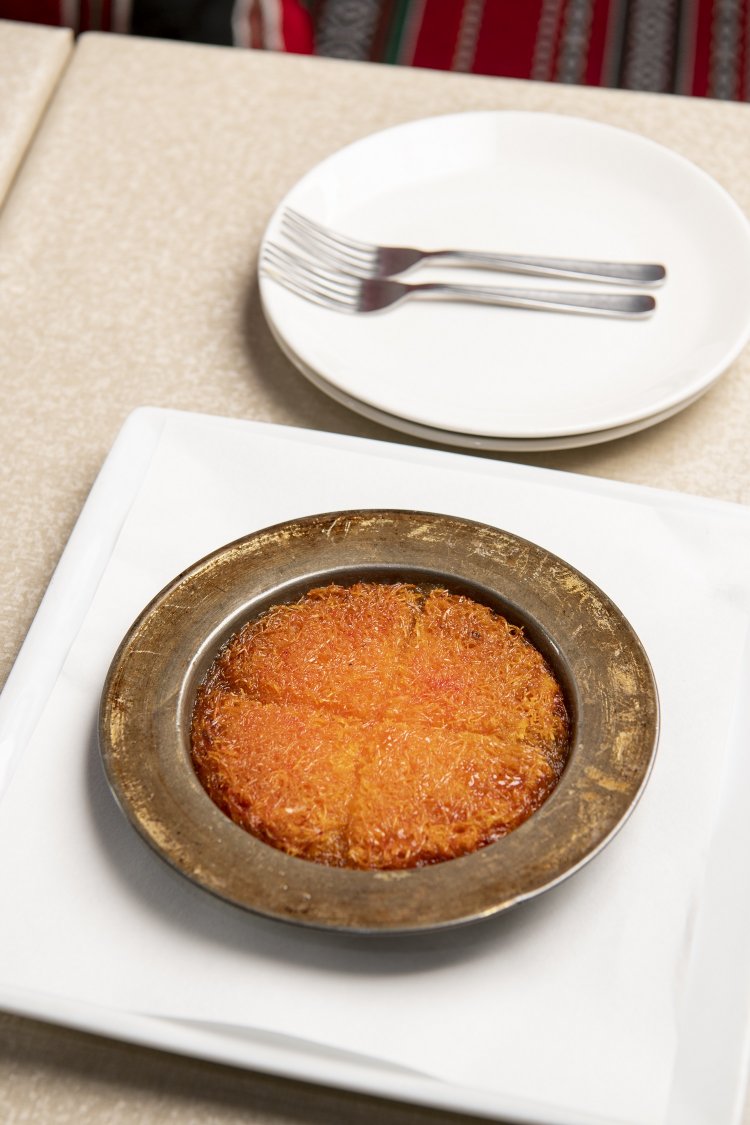 ヤギのチーズを使ったパレスチナのお菓子クナーフェ１２００円。