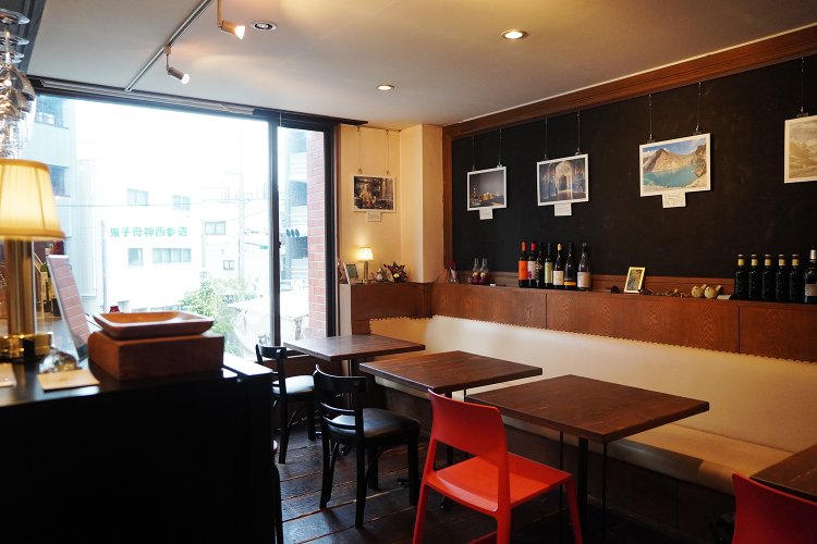 足元から天井いっぱいまでの大きな窓からは明るい日差しが店内に差し込む。