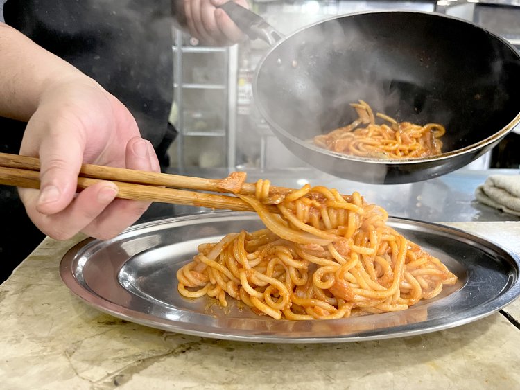 アルマイトの皿に盛り付けられるナポリタン。出来上がりの湯気を頭にかぶってご利益をたまわりたい。