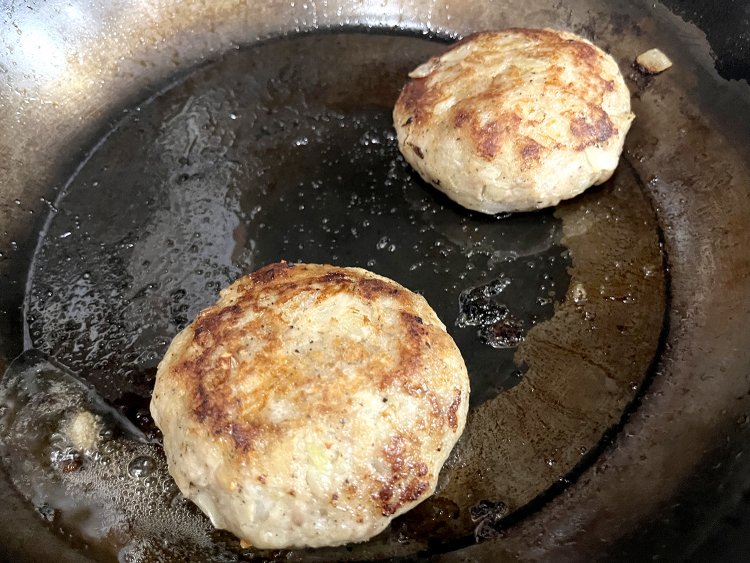 ナポリタンの調理と並行しオーブンで焼いていたハンバーグもこんがりジューシーに仕上がった。