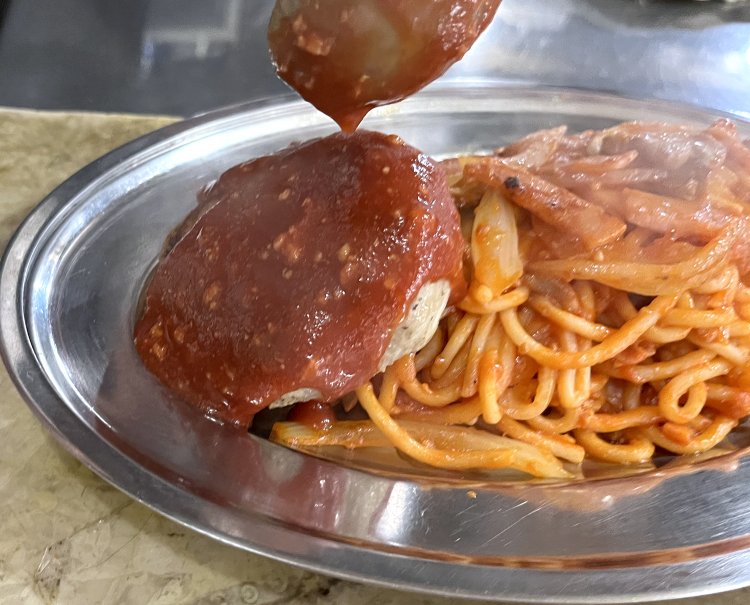 仕上げにオリジナルソースをかけたら完成。うわ〜、ハンバーグもナポリタンもキラキラしてるー！　尊い〜！