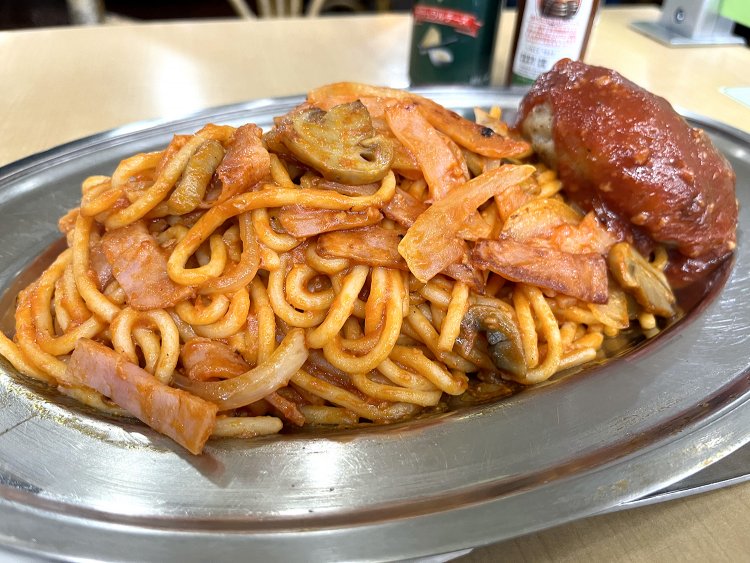 ぬらぬらと艶かしい輝きを放つスパゲティ。