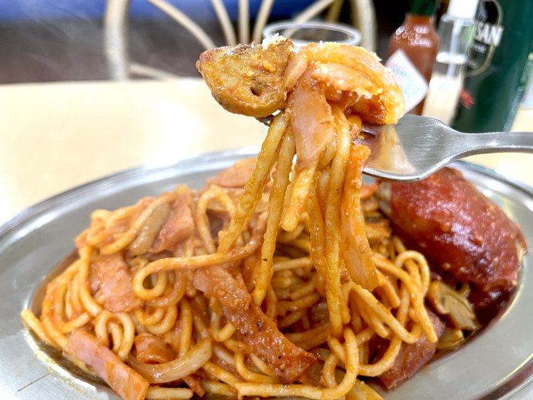 ナポリタンにベーコンを入れているところもあるが、『ポンヌフ』ではハムにこだわる。