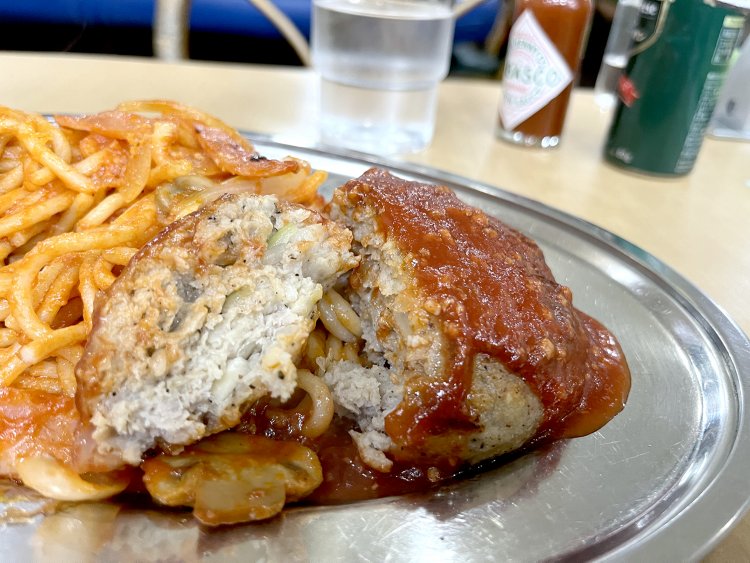 オーブンで焼きふんわり仕上げたハンバーグ。なめらかさを感じるたねの中は粗みじんの玉ねぎがシャキシャキ感を主張している。