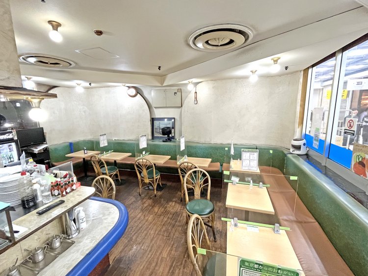 味も店内も昭和の雰囲気を残す。