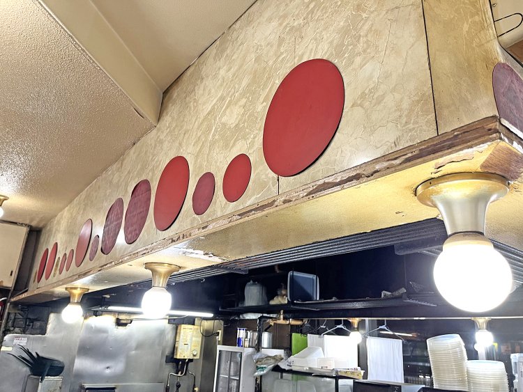 カウンターの上にある丸い電球もレトロかわいい！