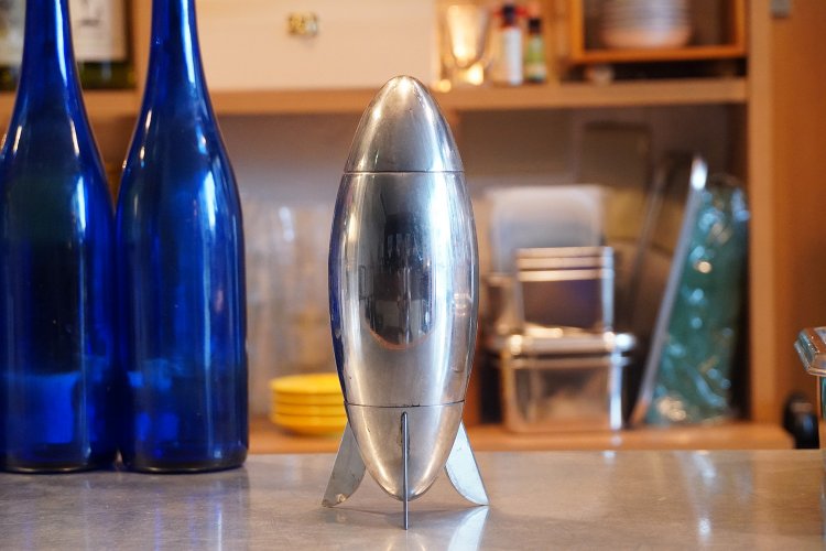 店のイメージにぴったりなロケットのオブジェ。