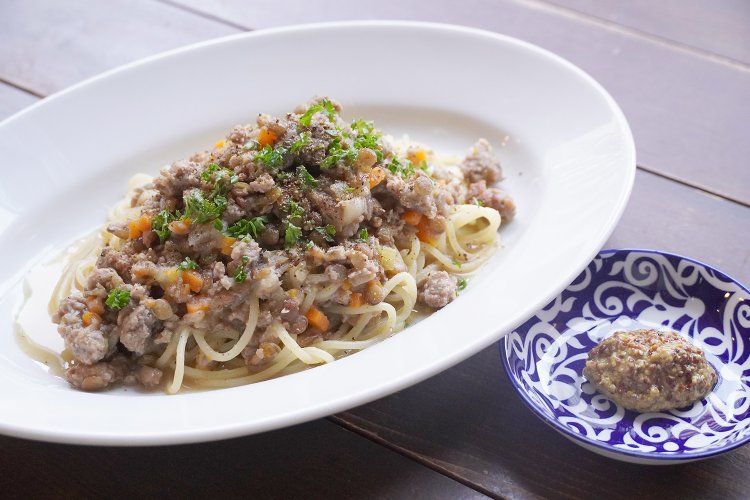 豚肉とレンズ豆の塩ミートソースには粒マスタードがついてくる。