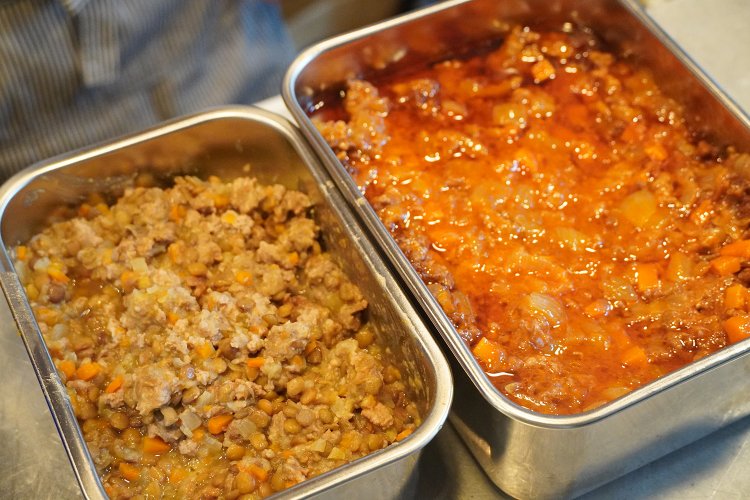 左が塩ミートソース、右がなつかしのミートソース。ソースによって野菜の切り方を変えている。