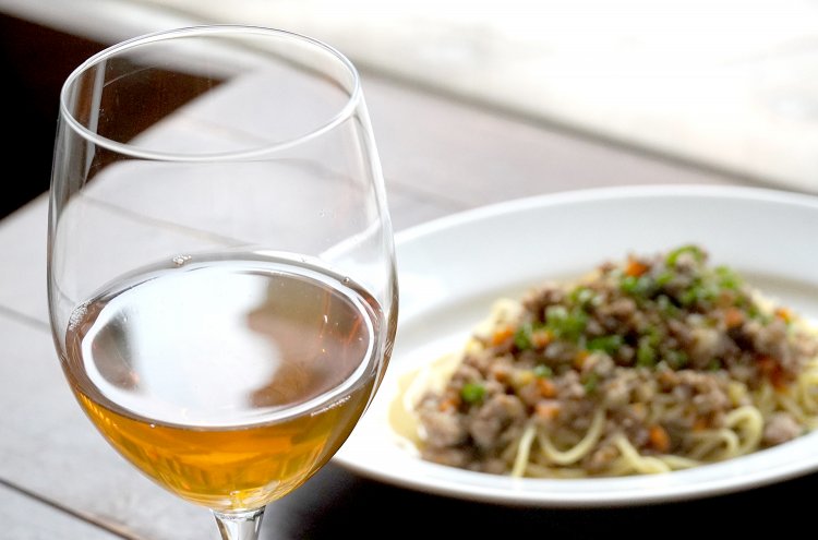 ストレート葡萄ジュース（白）638円はワイングラスで提供される。