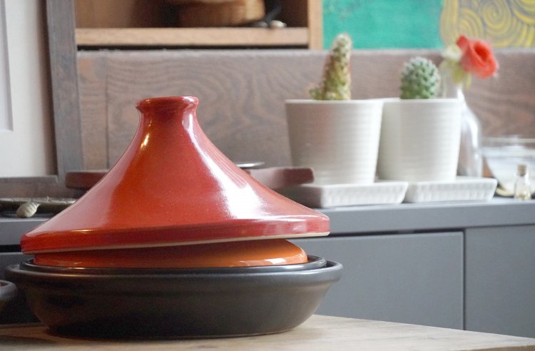 モロッコ料理に欠かせないタジン鍋が置いてある。