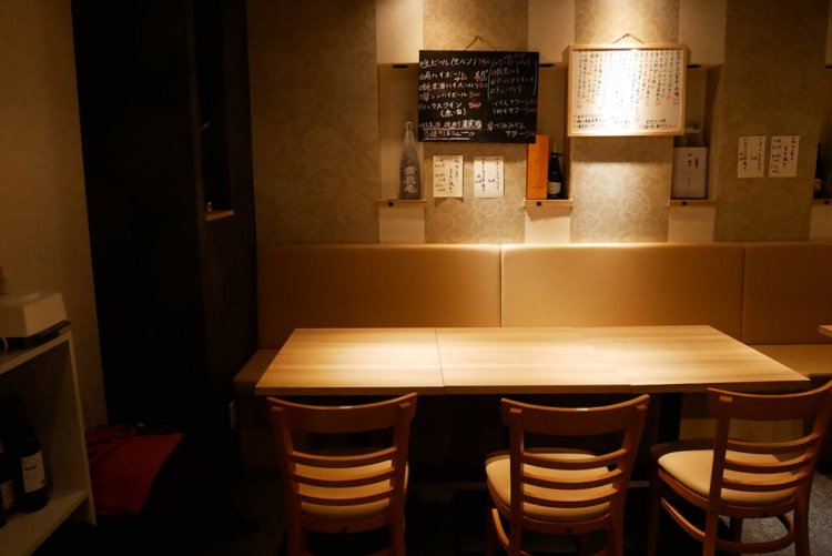 柳水 テーブル席。