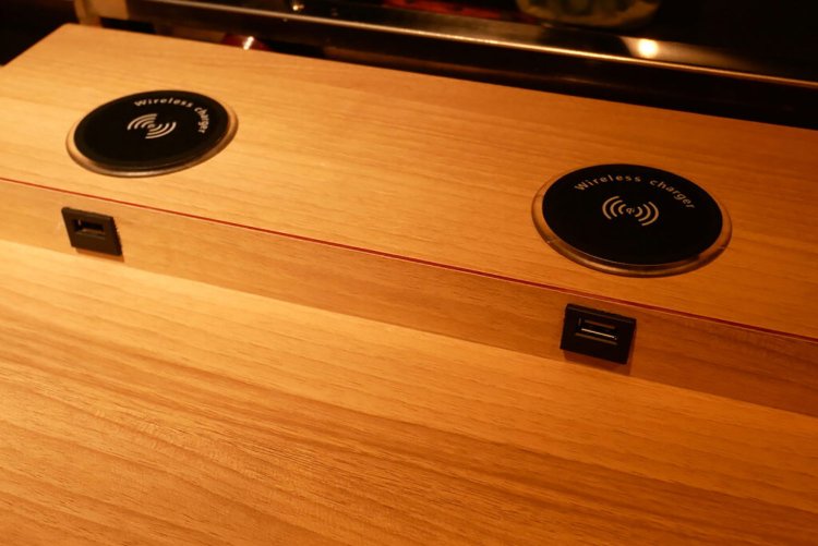 カウンターではワイヤレス充電も可能。