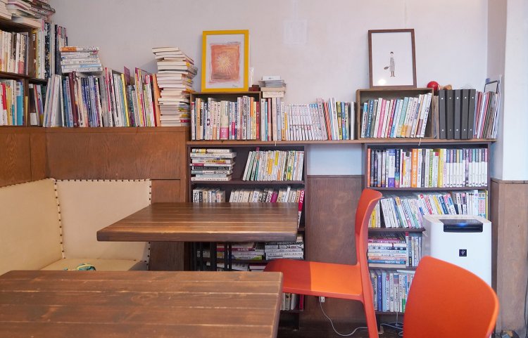 食や健康だけでなく、興味のあることが詰まった本棚。