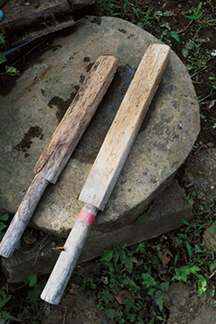 たたき棒。両手に持ってひたすら叩いて楮の繊維を柔らかくする。