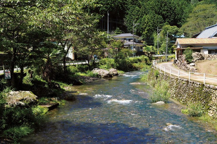 木和田平の集落内を流れる養沢川。木和田平も30軒に満たない集落で、空き家も何軒かあった。