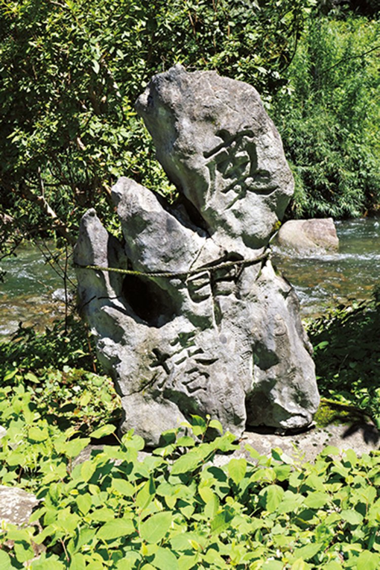 木和田平集落の外れにあった大きな庚申塔。寛政2年（1790）に立てられたようだ。