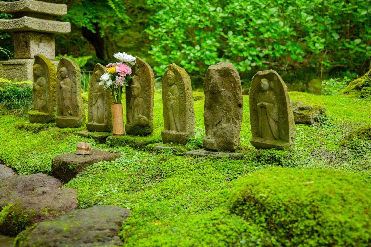地蔵や石灯籠と苔の共演も見事。