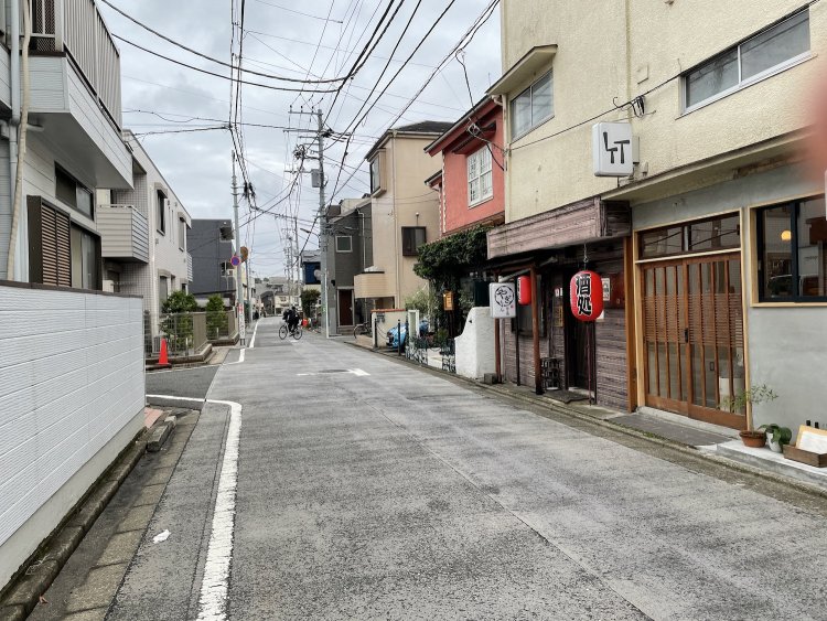 長命寺通り。商店はポツポツ残っている。
